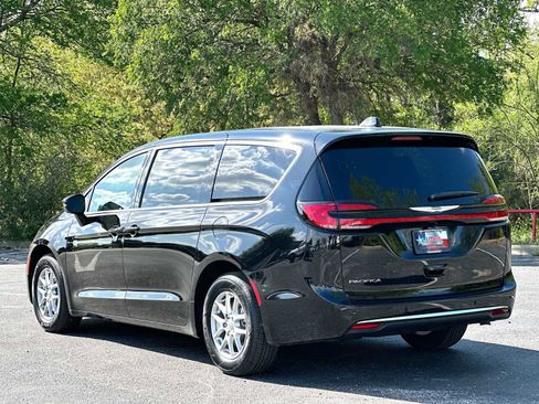 New 2026 Chrysler Pacifica Select image 13
