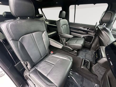 Used 2023 Jeep Wagoneer L Series III w/ Premium Group I image 32