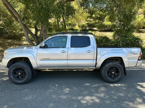 Used 2013 Toyota Tacoma PreRunner w/ TRD Sport Pkg RWD image 2