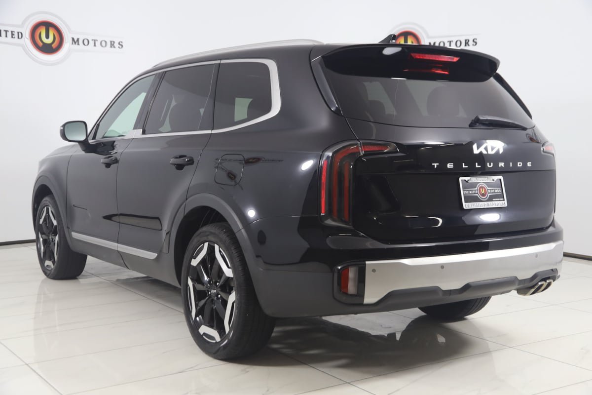 Used 2024 Kia Telluride EX w/ EX Captain's Chair Package FWD image 4