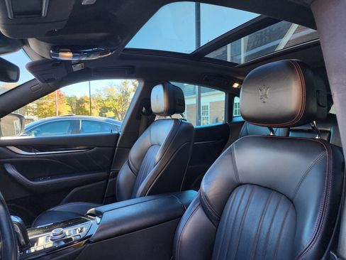 Used 2021 Maserati Levante Base image 8