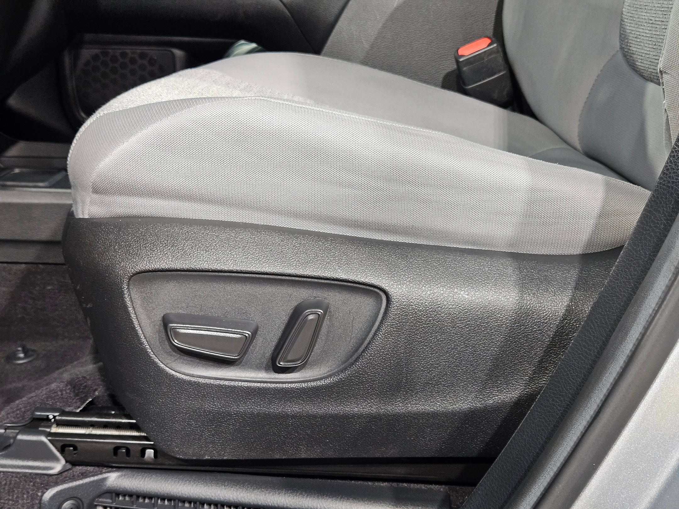 Used 2025 Toyota Sienna LE FWD image 23