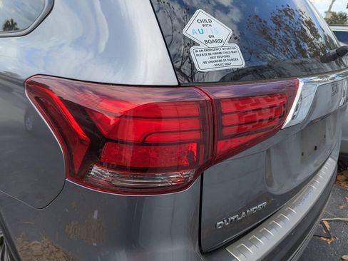 Used 2020 Mitsubishi Outlander ES image 6