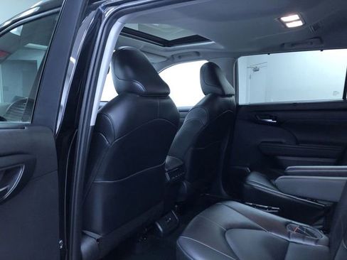 Used 2022 Toyota Highlander XLE image 19