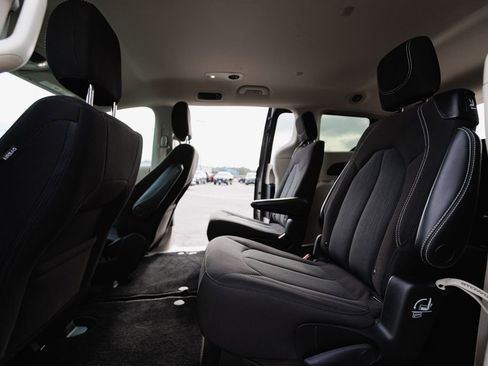 Used 2023 Chrysler Voyager LX FWD image 3