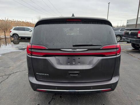 Used 2023 Chrysler Pacifica Touring-L image 6