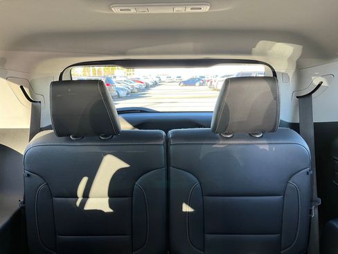 Used 2023 GMC Acadia SLT image 24