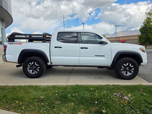 Used 2023 Toyota Tacoma TRD Off-Road w/ Black Out Package (TMS) AWD/4WD image 4
