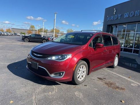 Used 2020 Chrysler Pacifica Touring-L image 2