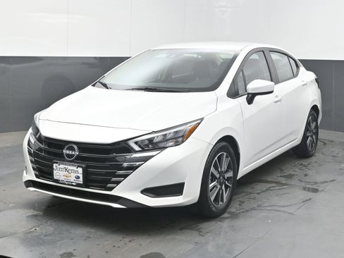 Used 2025 Nissan Versa SV image 4