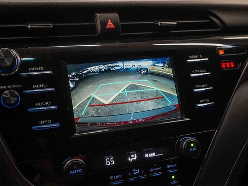 Used 2018 Toyota Camry SE image 25