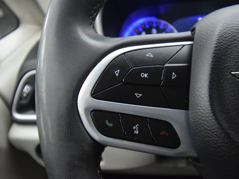 Used 2023 Chrysler Pacifica Touring-L FWD image 32