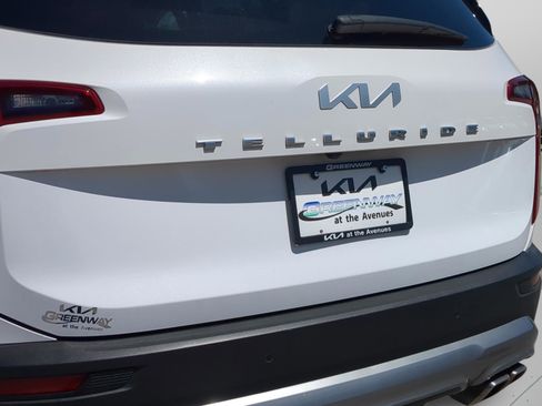 Certified 2022 Kia Telluride SX w/ Towing Package FWD image 36