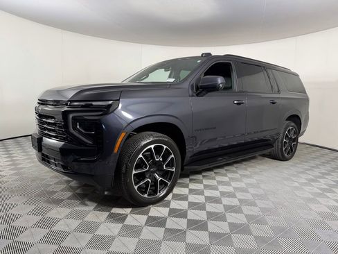 Used 2025 Chevrolet Suburban RST image 4