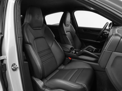 Certified 2025 Porsche Cayenne Turbo GT AWD/4WD image 30