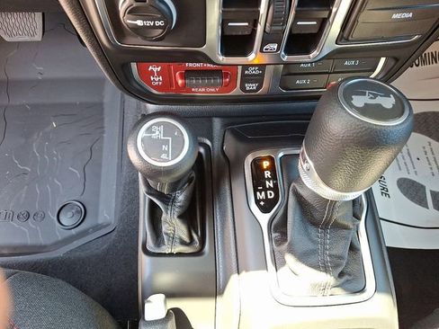 Used 2025 Jeep Wrangler Unlimited Rubicon w/ Convenience Group AWD/4WD image 7