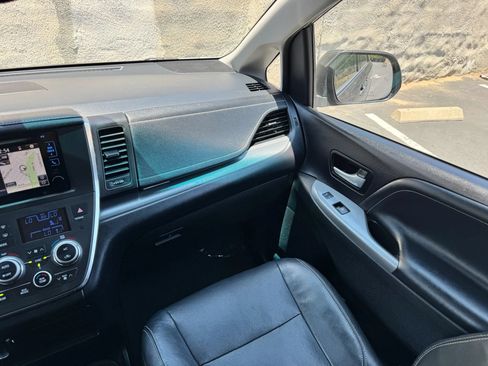 Used 2017 Toyota Sienna SE w/ SE Preferred Package FWD image 33