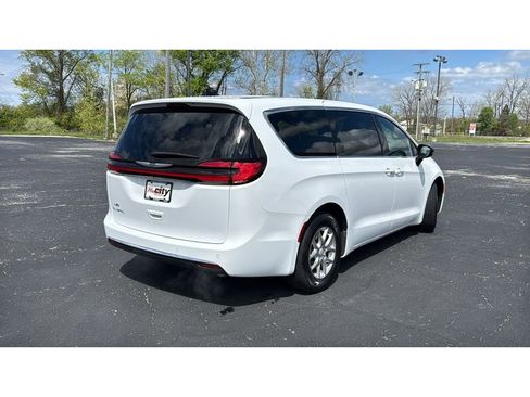 Used 2025 Chrysler Pacifica Select FWD image 8