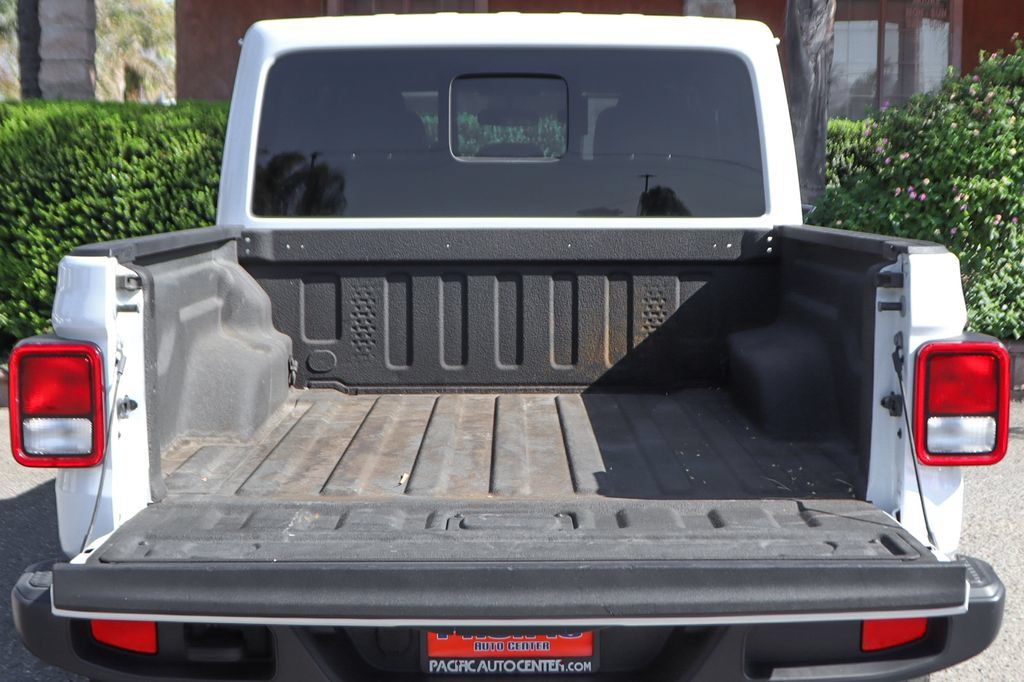Used 2025 Jeep Gladiator Sport AWD/4WD image 8