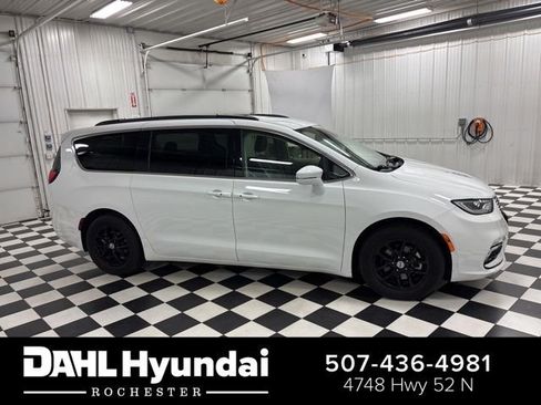 Used 2022 Chrysler Pacifica Touring-L FWD image 3