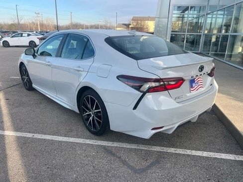 Used 2023 Toyota Camry SE image 3