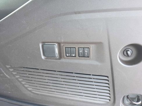 Used 2021 GMC Yukon XL SLT w/ SLT Premium Package image 42