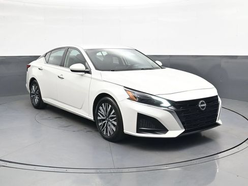 Used 2023 Nissan Altima 2.5 SV FWD image 2