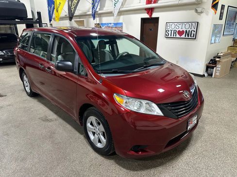 Used 2012 Toyota Sienna FWD image 5