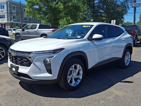 Certified 2024 Chevrolet Trax LS w/ LS Convenience Package FWD image 3