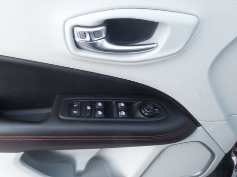 Used 2018 Jeep Compass Limited w/ Navigation Group image 15