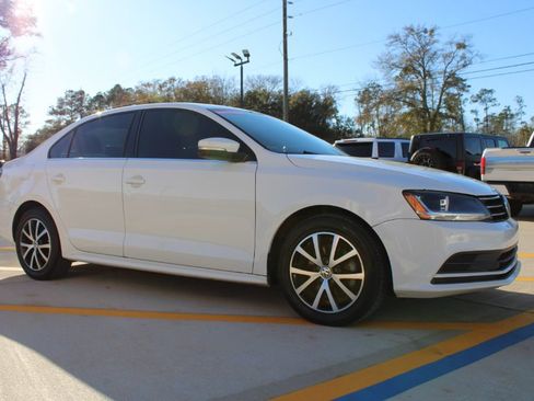 Used 2017 Volkswagen Jetta SE image 1