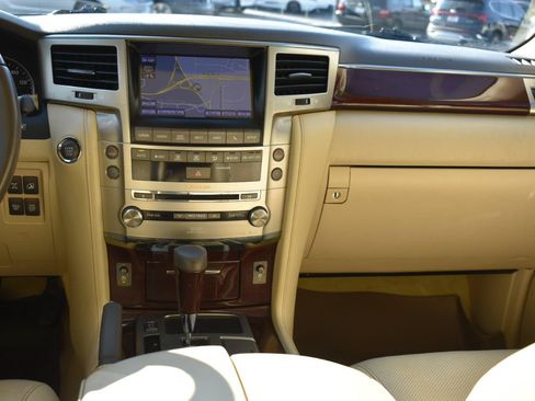Used 2013 Lexus LX 570 4WD w/ Luxury Pkg image 9