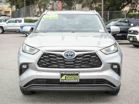 Used 2022 Toyota Highlander XLE image 2