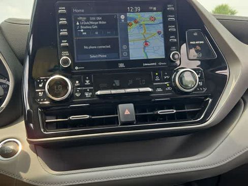 Used 2021 Toyota Highlander Limited FWD image 27