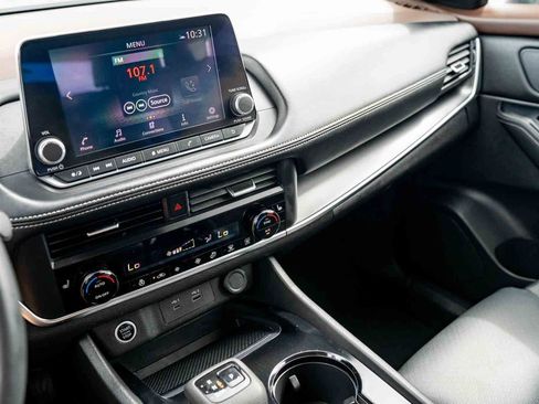 Used 2023 Nissan Rogue SV w/ SV Premium B Package FWD image 18