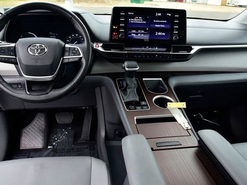 Certified 2024 Toyota Sienna XLE image 17