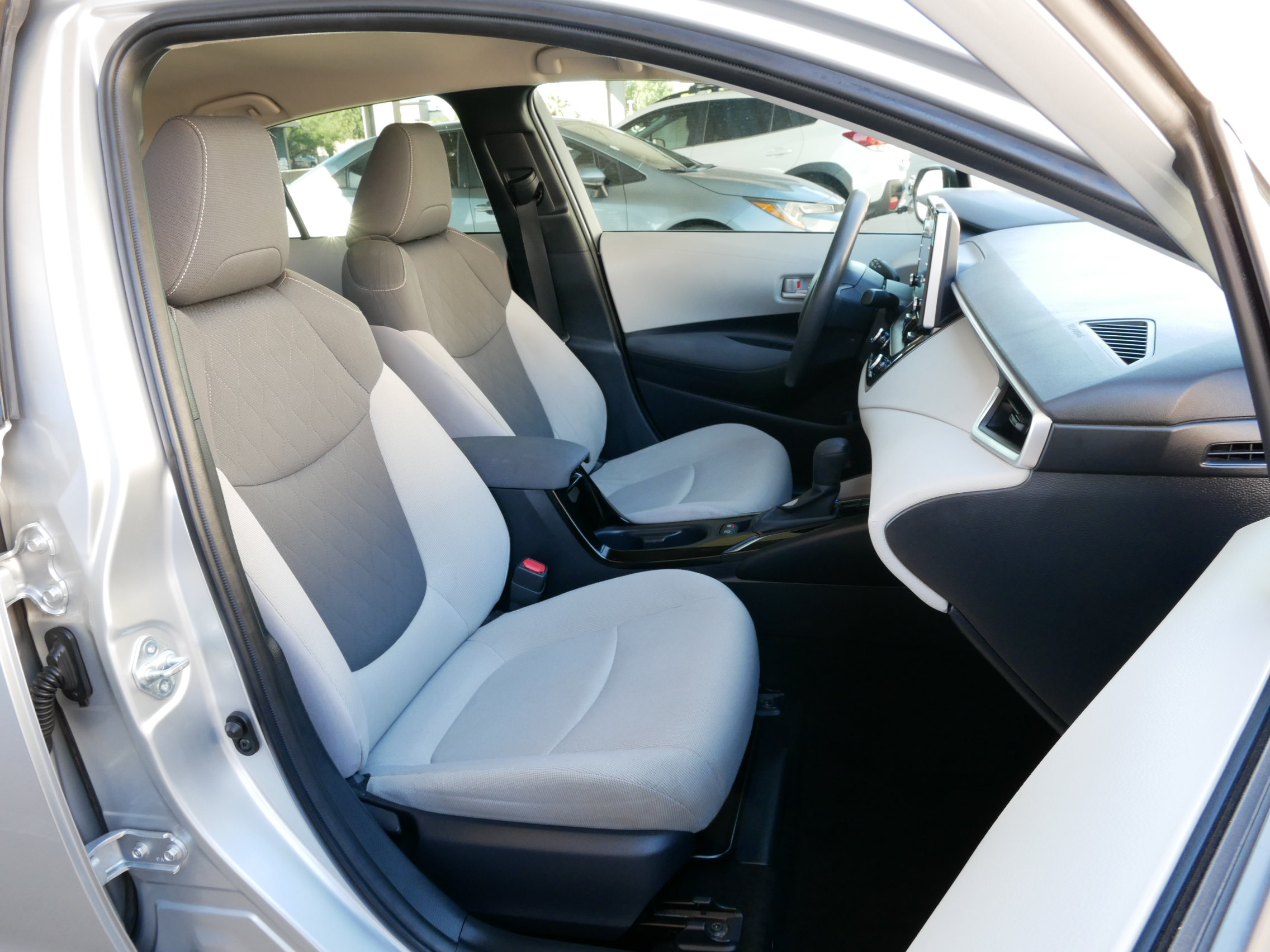 Used 2021 Toyota Corolla LE w/ Carpet Mat Package (TMS) FWD image 8