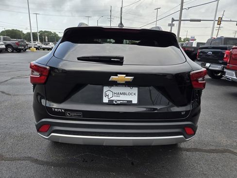 Used 2025 Chevrolet Trax LT w/ LT Convenience Package FWD image 6