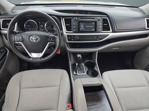 Used 2017 Toyota Highlander LE image 13
