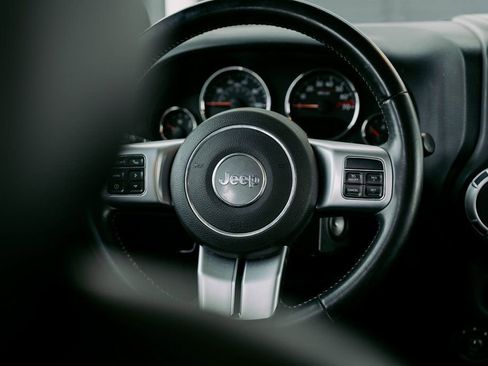 Used 2014 Jeep Wrangler Unlimited Rubicon image 13