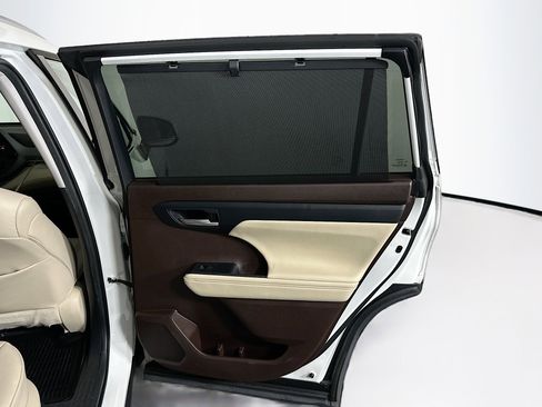 Used 2021 Toyota Highlander XLE image 31