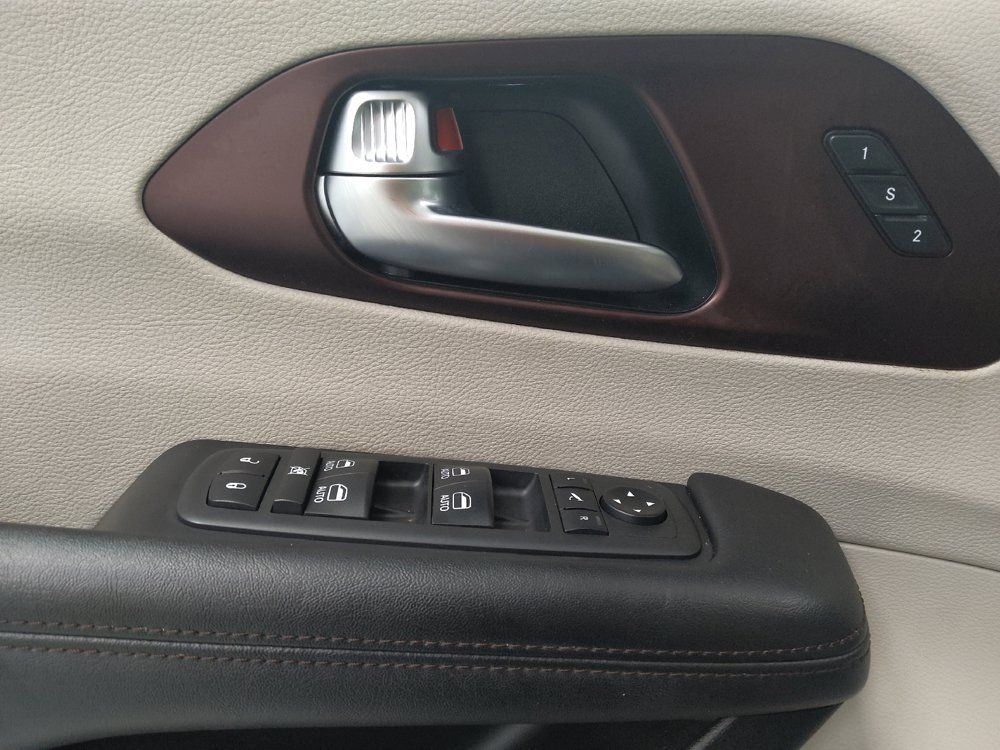 Used 2019 Chrysler Pacifica Limited w/ Advanced Safetytec Group FWD image 27
