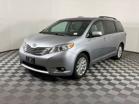 Used 2017 Toyota Sienna XLE image 8