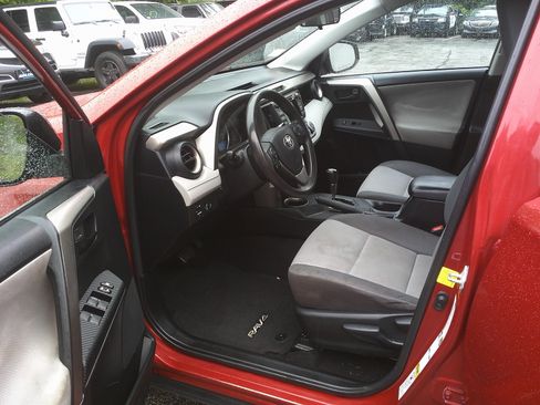 Used 2015 Toyota RAV4 LE AWD/4WD image 10