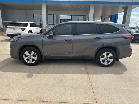 Used 2021 Toyota Highlander LE FWD image 28