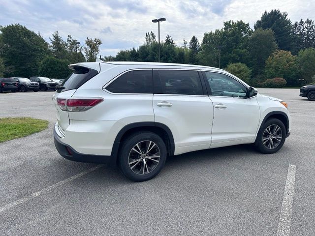 Used 2016 Toyota Highlander XLE AWD/4WD image 3