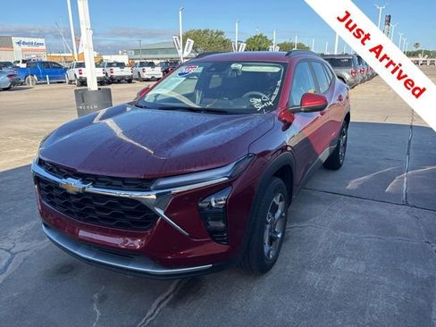 Used 2025 Chevrolet Trax LT FWD image 1