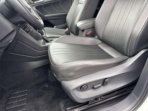 Used 2024 Volkswagen Tiguan SE image 13