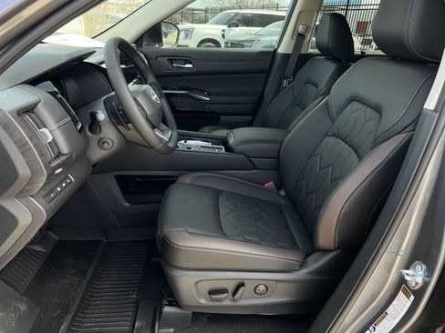 New 2026 Nissan Pathfinder Platinum FWD image 12