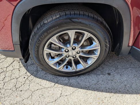 Used 2019 Jeep Cherokee Latitude Plus w/ Comfort/Convenience Group FWD image 26